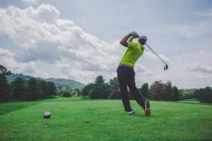 Nên mua bảo hiểm golf không
