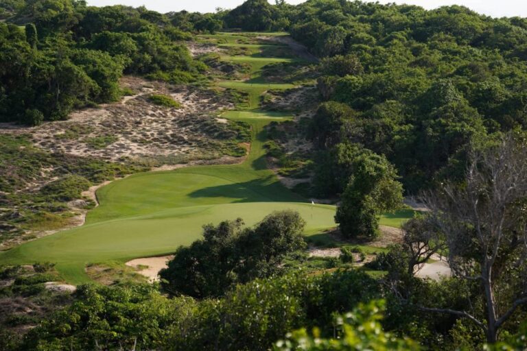 San_golf_The_Bluffs_Ho_Tram_thiet_ke_dia_hinh-1024x683