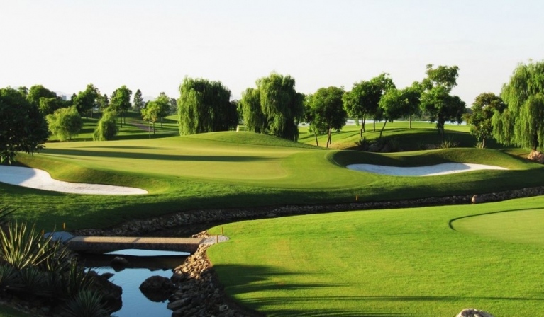 booking-san-golf-van-tri-review-san-va-cap-nhat-bang-gia-chi-tiet-2026-1